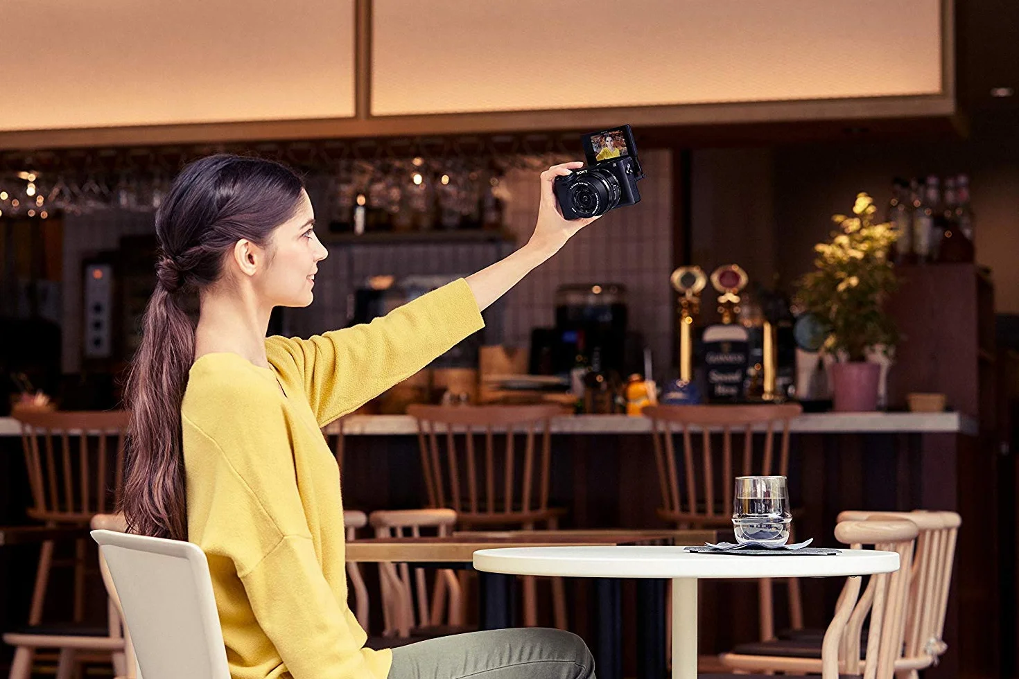Sony Alpha 6400|Appareil Photo Numérique Hybride APS-C en kit avec l'Objectif Zoom E 16-50mm f/3.5-5.6 PZ OSS (24,2 MP, AF en 0.02s, Suivi des Yeux, 4K HLG, Ecran Selfie Vlogging)(ILCE6400, A6400)