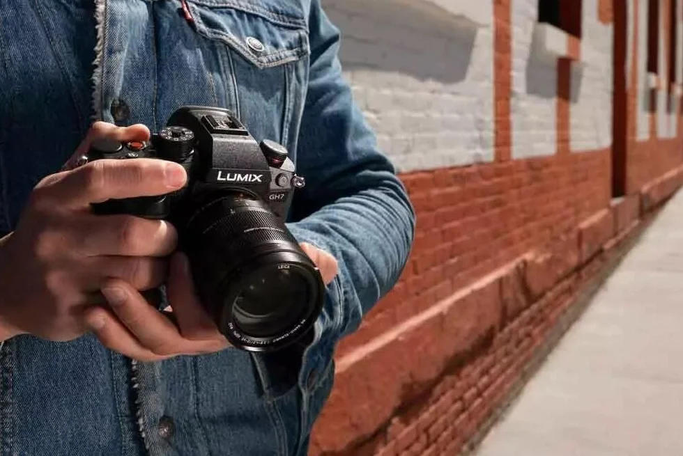 Panasonic Lumix GH7 | Appareil Photo vidéo Hybride Expert (Vidéo illimitée, AF Phase, Audio 32bit Flottant, 5.8K 30p Open Gate, ProRes RAW Interne, Log Arri, Slow Motion 4K 120p) – Version Française