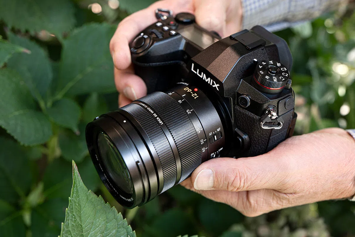 Panasonic Lumix G9 | Appareil Photo Hybride Expert (Capteur 4/3 20MP, Double Stab., Viseur OLED, Écran Orient. tact., AF DFD 225 Zones, 4K60p, Rafale AFC 20ips, Tropicalisé) Noir – Version Française