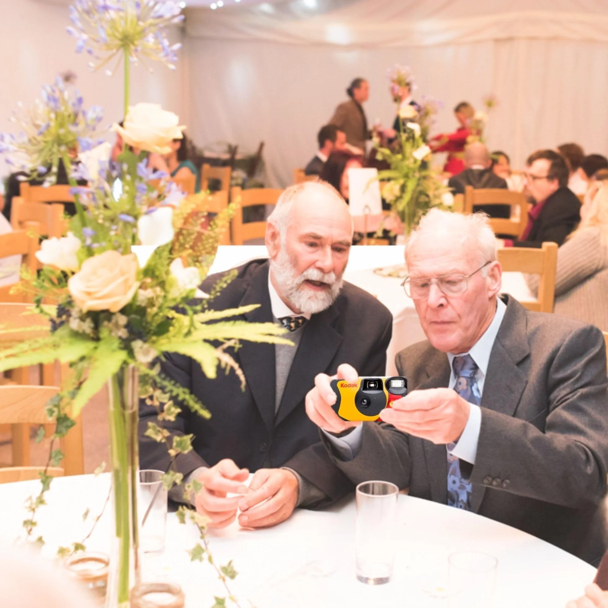 Lot d'appareils photo jetables – Comprend 10 paquets d'appareils photo Kodak Funsaver à usage unique 35 mm avec 39 poses et carte d'astuces pour photographie Clikoze