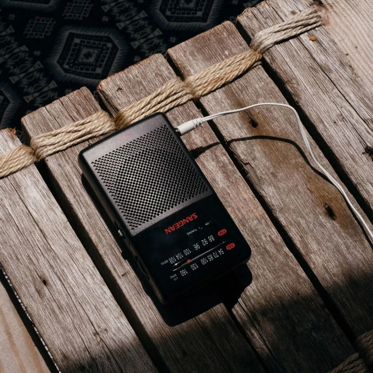 Sangean SR-35 Radio Portable compacte avec Haut Parleur intégré Noir