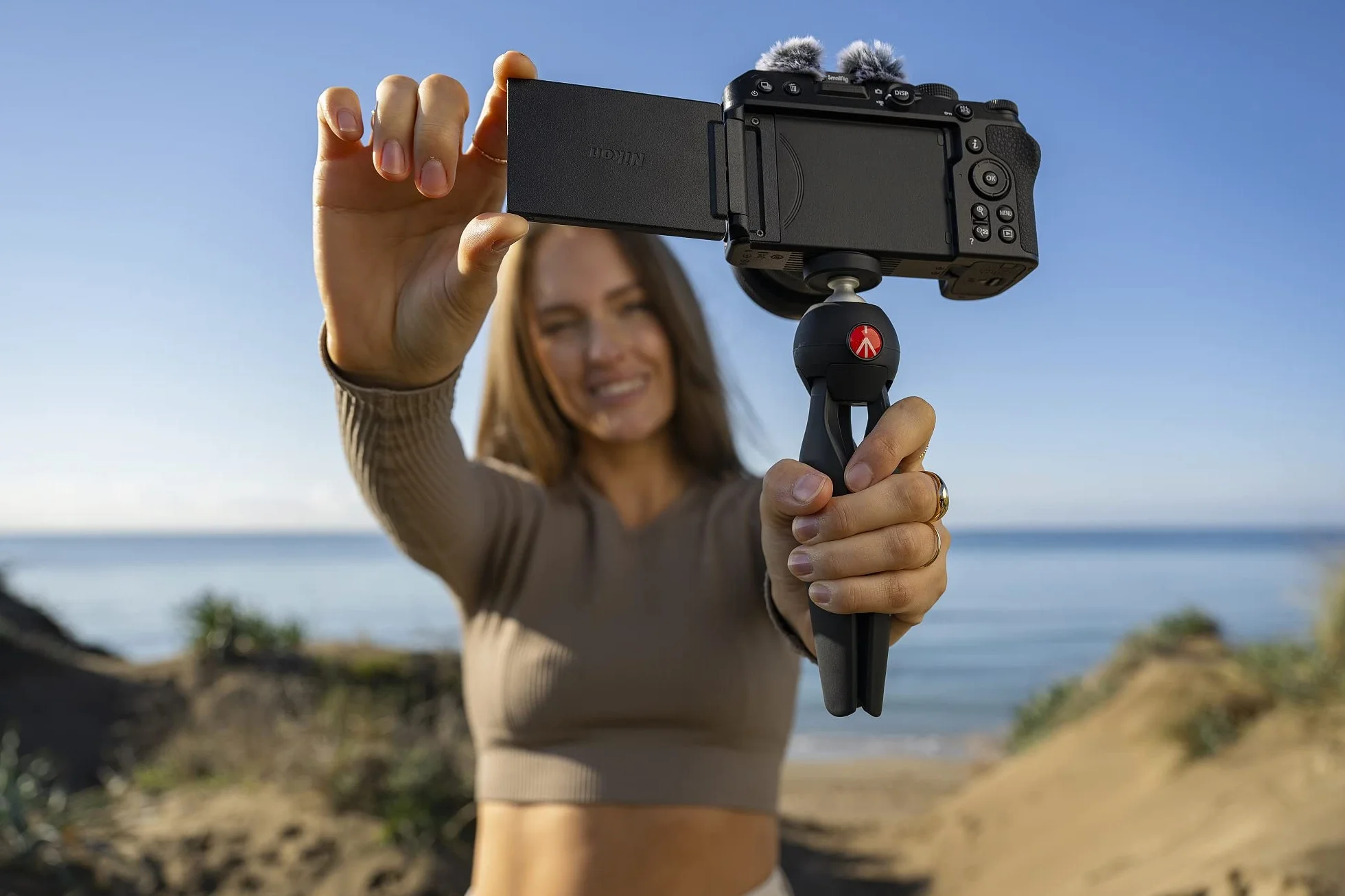 Nikon kit Vlogger Z30+16-50 + SmallRig Tripod + ML-L7. Hybride capteur DX (20,9 MP, 4K UHD 30p ou Full HD 120p, Rafale 11 i/s, écran Tactile orientable (câble USB Type C fourni)
